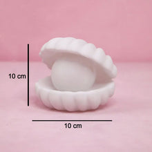 Pearl lamp on desk